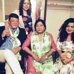Rekha Thapa avec sa famille