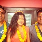 Rekha Thapa com seus irmãos