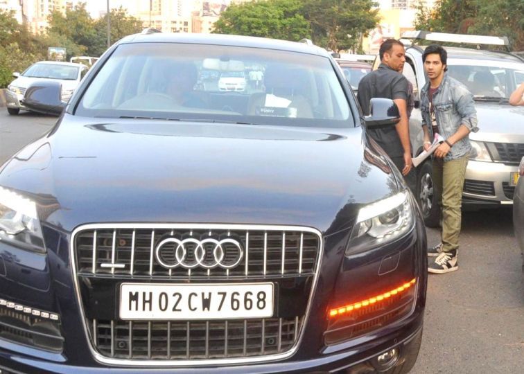Varun Dhawan ze swoim Audi Q7