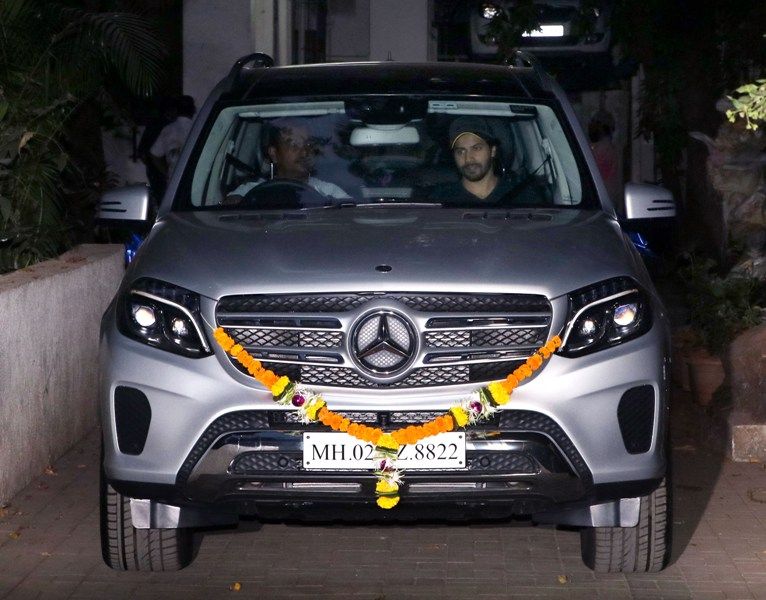 Varunas Dhawanas savo „Mercedes“ automobilyje
