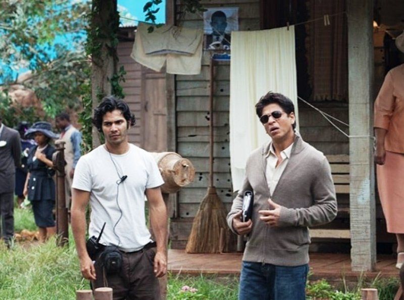 Varun Dhawan als Regieassistent an den Sets meines Namens ist Khan