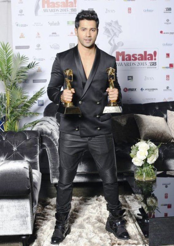 Varun Dhawan posiert mit seinen Auszeichnungen