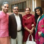 Gaurav Alugh ailesiyle birlikte