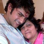 Ashish Kapoor com sua mãe