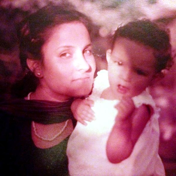 Angira Dhar sa svojom majkom