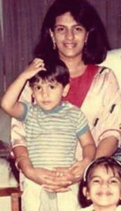 रितिका भनानी अपने बचपन में अपने भाई रणवीर और माँ के साथ