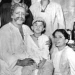 Kapoor Ailesi - Raj Kapoor ve Shammi Kapoor (ayakta); Prithviraj Kapoor, kucağında Randhir Kapoor ve Shashi Kapoor (oturan) ile