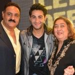 Aadar Jain med sina föräldrar