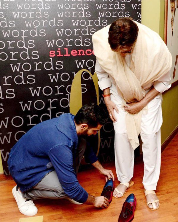 अपनी मूर्ति के साथ अंगद बेदी, अमिताभ बच्चन