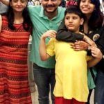 रवि गोसाईं अपनी पत्नी शल्लू गोसाईं और बच्चों के साथ