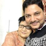 रवि गोसाईं अपनी माँ के साथ