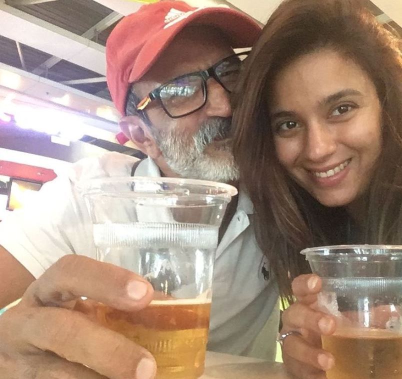 Бхавна Рупарел наслаждается пивом со своим мужем