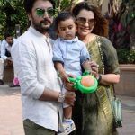Deepshikha Deshmukh con su hijo y su esposo