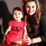 Deepshikha Deshmukh con su hija