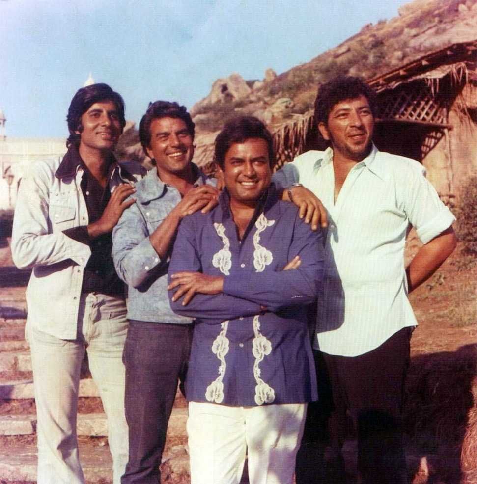 Od leve proti desni Amitabh Bachchan, Dharmendra, Sanjeev Kumar, Amjad Khan