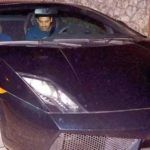 Džons Ābrahams savā automašīnā Lamborghini Gallardo