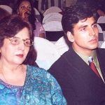 Akshay Kumar äitinsä kanssa
