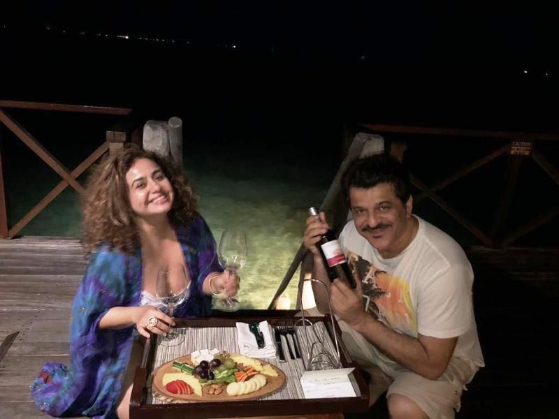 Вандана Саджнани и Раджеш Кхаттар наслаждаются вином