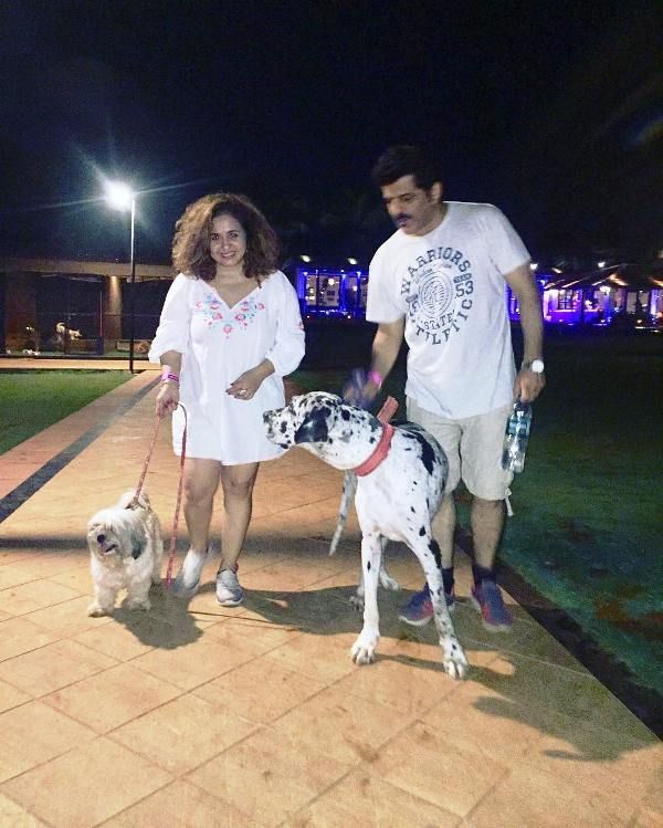 Вандана Саджнани и ее муж со своими домашними собаками