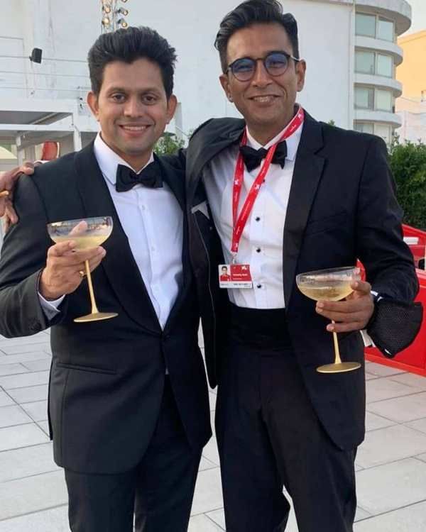 Vivek Gomber (phải) uống rượu tại Liên hoan phim Venice