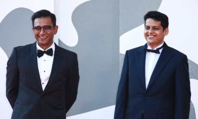 Vivek Gomber (izquierda) y Chaitanya Tamhane (derecha) en el Festival de Cine de Venecia