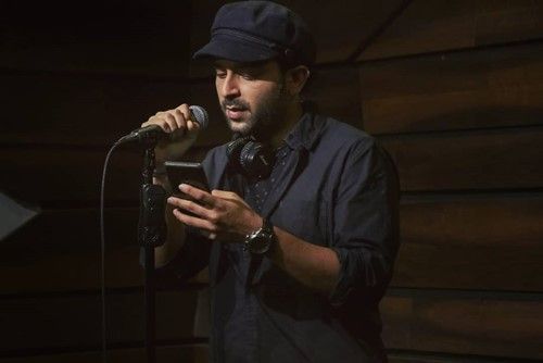 Nitin Mahesh Joshi membacakan puisinya di The Habitat Comedy and Music Cafe