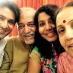 Aurinkoinen Hinduja vanhempiensa ja vaimonsa Shinjini Ravalin kanssa
