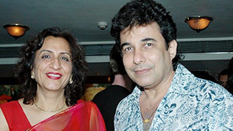 Deepak Tijori bersama Isterinya