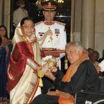 Si Shashi Kapoor ay tumatanggap kay Padma Bhushan mula sa Pangulo