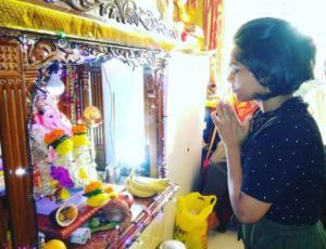 Sonal Vichare với thần tượng của Chúa Ganesha