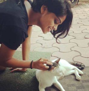 Sonal Vichare chơi với mèo