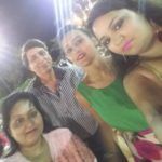 Saloni Sharma s roditeljima i sestrom