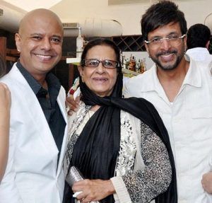 Javed Jaffrey com sua mãe Begum Jaffrey e o irmão Naved Jaffrey