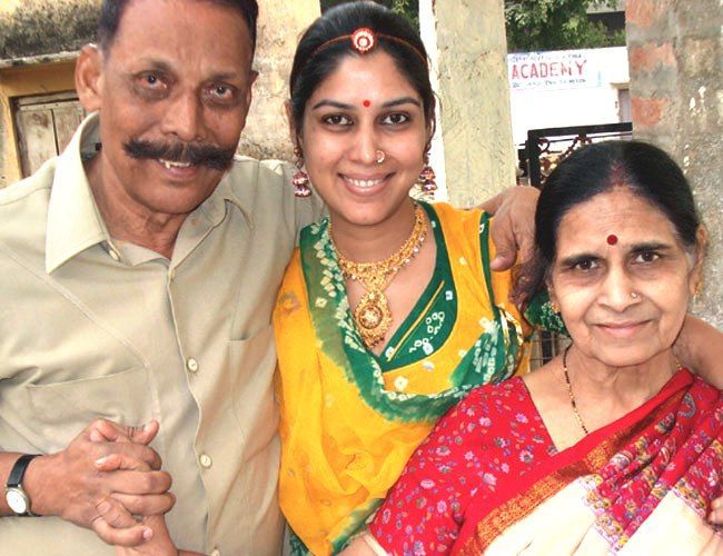 Sakshi Tanwar with her parents