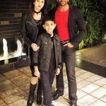 Aarav Choudhary con su esposa e hijo