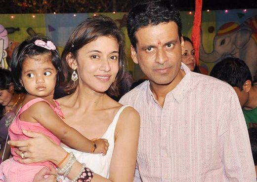 Manoj Bajpai com sua esposa e filha