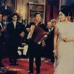 Raj Kapoor spiller harmonika