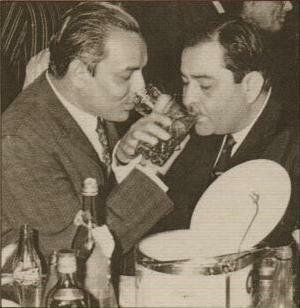 Raj Kapoor şarkıcı Mukesh ile alkol içiyor
