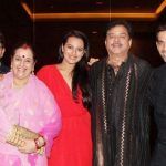 Shatrughan Sinha cu familia