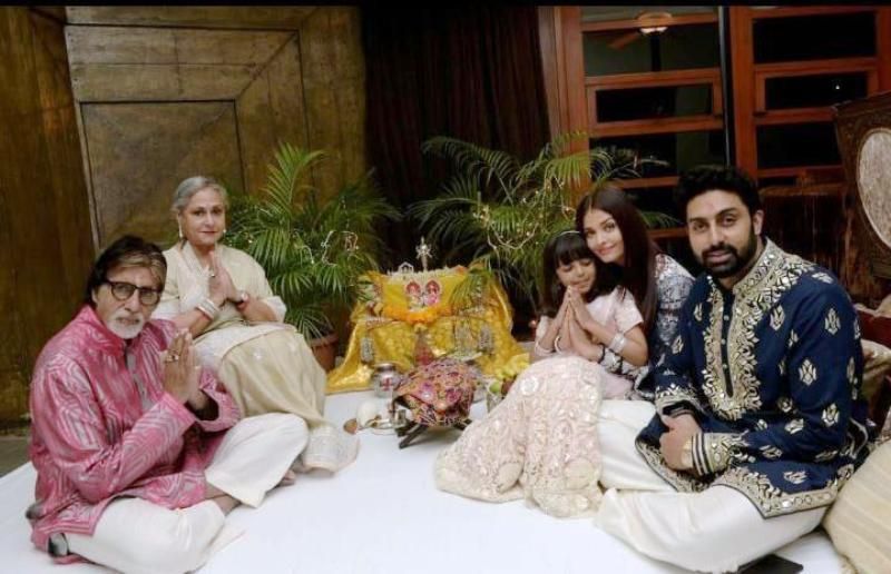 Jaya Bachchan sekä Amitabh Bachchan, Abhishek Bachchan, Aishwarya Rai ja Aaradhya