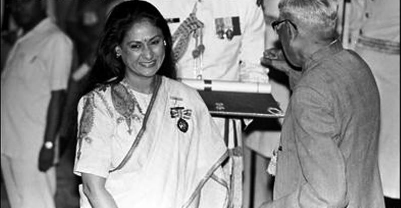 Jaya Bachchan Przyjęcie Padma Shri od byłego prezydenta Indii R. Venkataramana