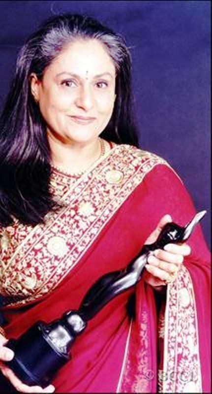 Jaya Bachchan pozująca ze swoją nagrodą Filmfare Award