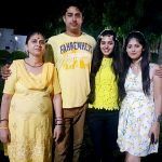 Priyanka Singh với mẹ, anh trai và em gái