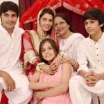 Ayeza Khan amb la seva mare i els seus germans