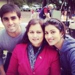 Pallavi Sharda com sua mãe e irmão
