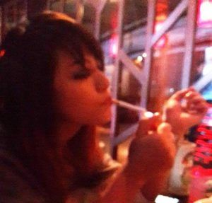 Ankita Konwar en train de fumer