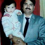 Lekha Prajapati (infância) com seu pai Jugal Prajapati