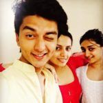 Lekha Prajapati mit ihrem Bruder und ihrer Schwester