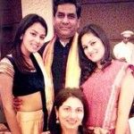 Mira Rajput perheensä kanssa