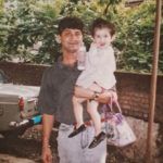Shivaleeka Oberoi bērnības attēls ar tēvu